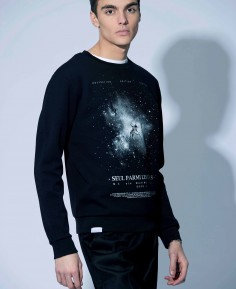 Sweatshirt coupe slim imprimé Seul parmi les étoiles